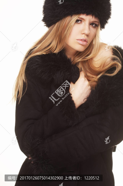 黑色毛皮帽子和外套的女人