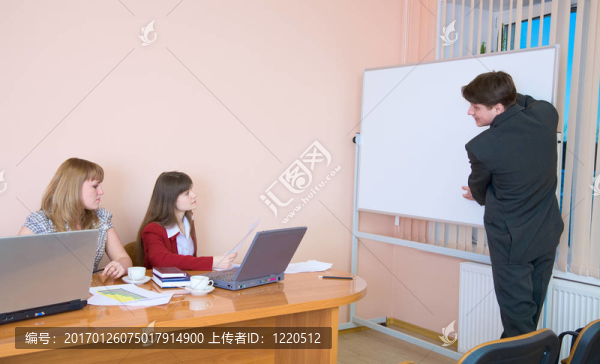年輕人在一次會(huì)議上發(fā)言