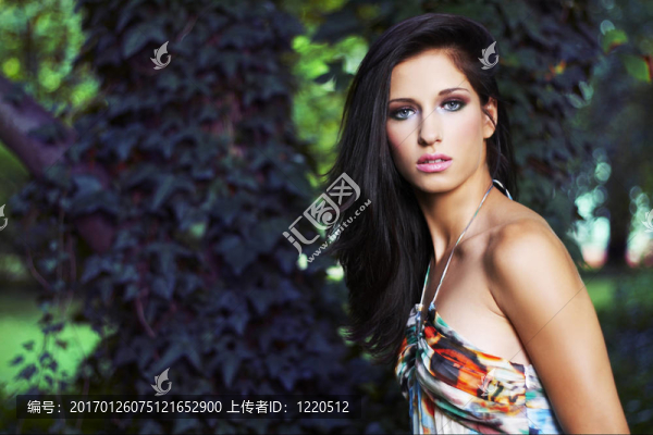 站在常春藤上的美麗女孩