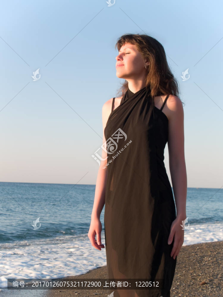 年輕漂亮的女子冒充比基尼日出-匯圖網(wǎng) www.fosd68.com 年輕漂亮的女子冒充比基尼日出