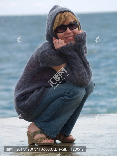 你的夫人在罩坐在附近的海
