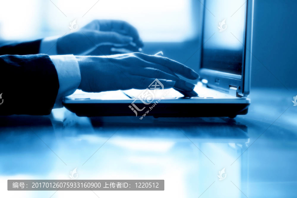 筆記本電腦工作的手