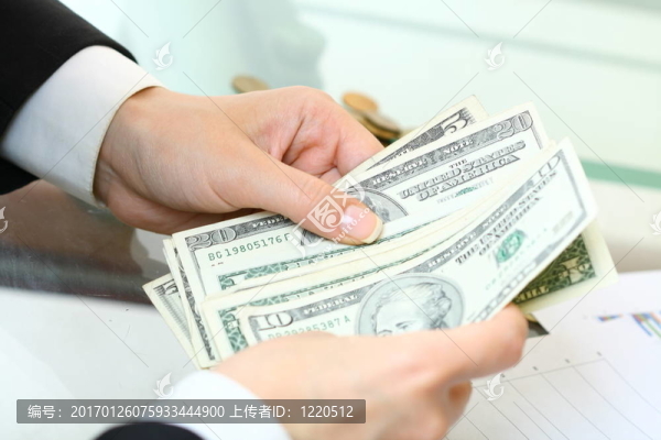 手中握著錢