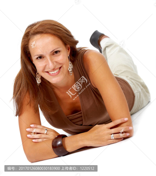 不經(jīng)意的女人在地板上微笑
