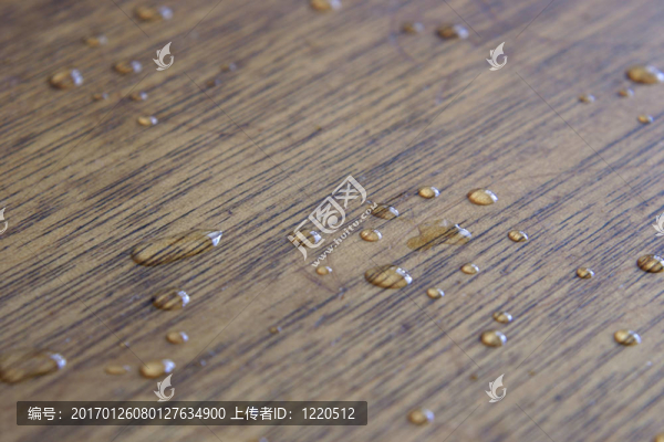 谷物木質(zhì)表面上的水滴