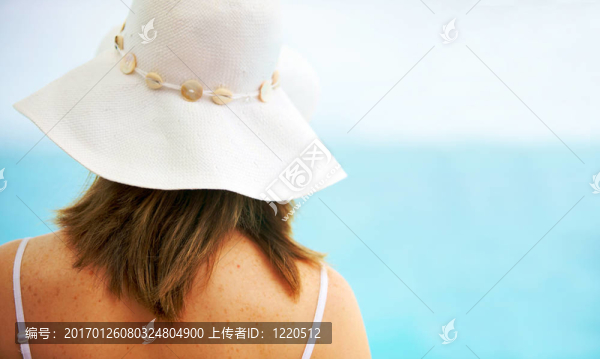 帶帽子的海灘女人
