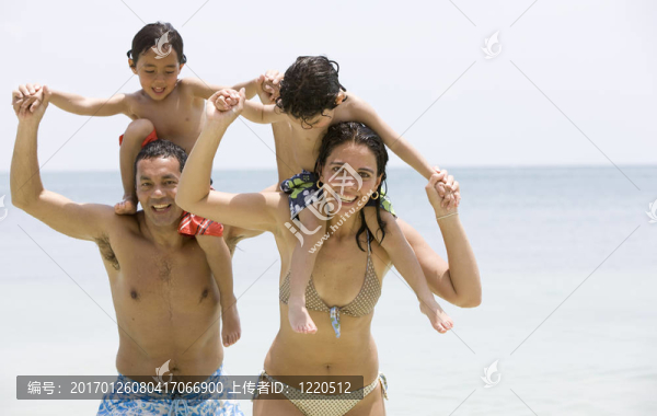 美麗的家庭在海灘上