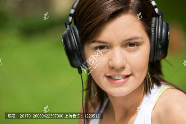 女孩聽音樂