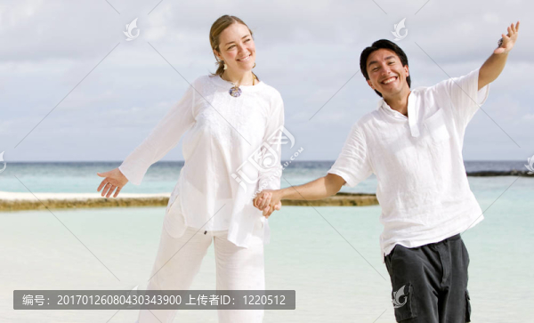 美麗的夫婦在海灘上