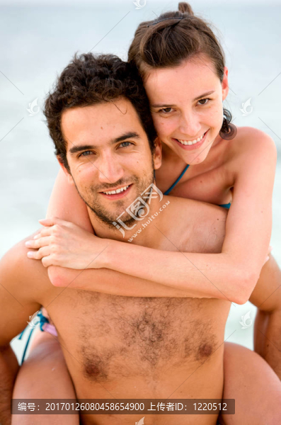 海灘上的快樂的一對