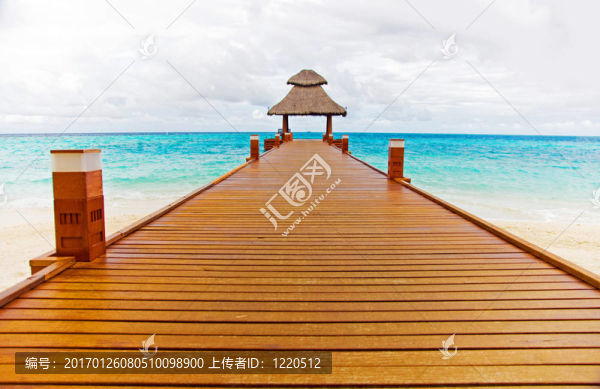 海灘碼頭的小屋