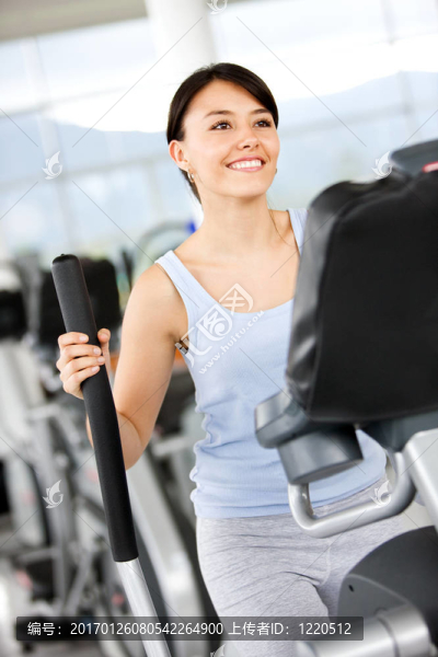 在健身房的xtrainer女孩