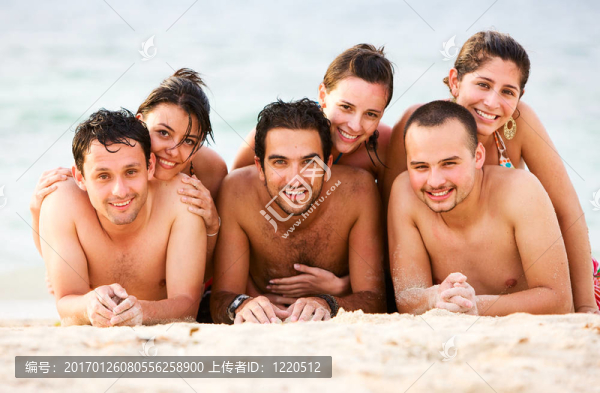 海灘上的快樂的朋友們