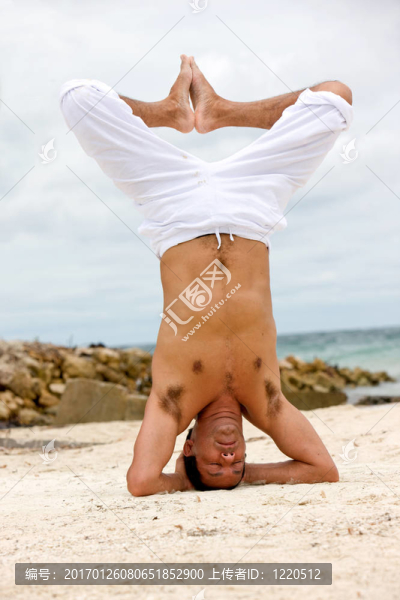 海灘瑜伽-男人