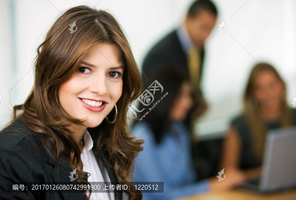 商業(yè)女性領(lǐng)導(dǎo)一個團(tuán)隊