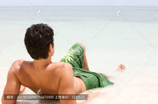 男子在海灘上放松