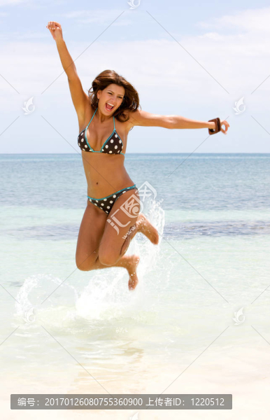 女人在海灘上跳