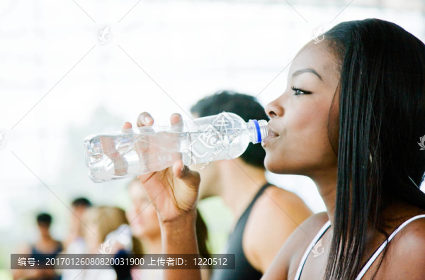 健身女飲用水