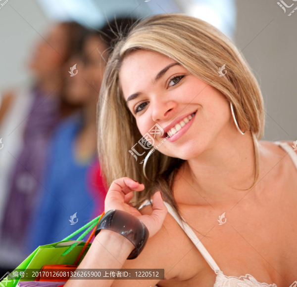 帶購物袋的休閑女人