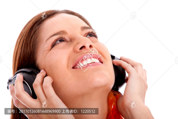 女孩聽(tīng)音樂(lè)