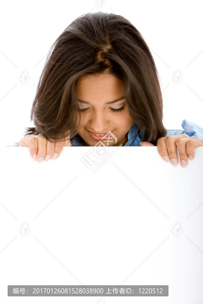 拿著橫幅廣告的女人