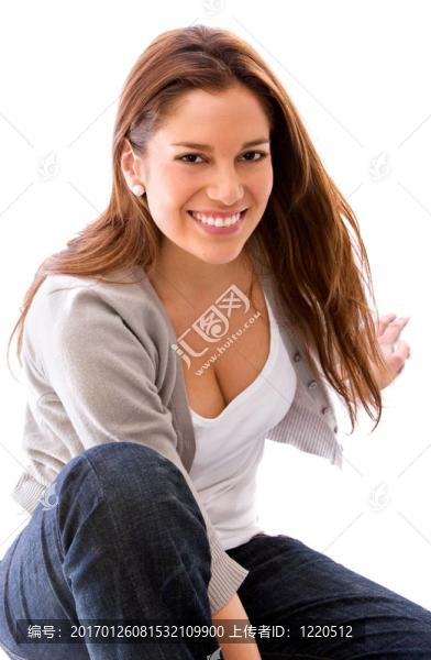坐在地板上的不經(jīng)意的女人