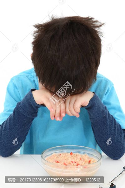 男孩吃麥片