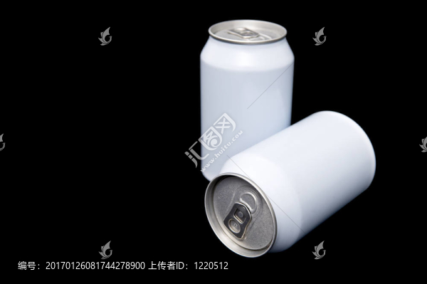 兩個白色飲料罐