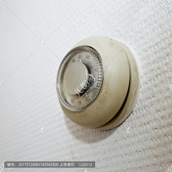 舊的溫控器在一個(gè)骯臟的墻壁上