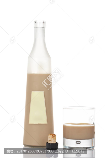 威士忌奶油瓶和玻璃
