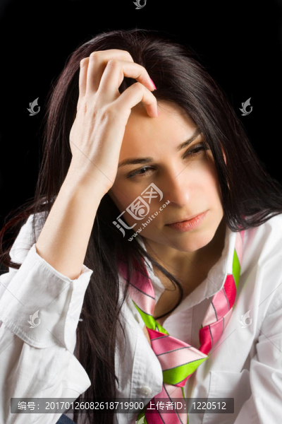 漂亮的女商人孤立在黑