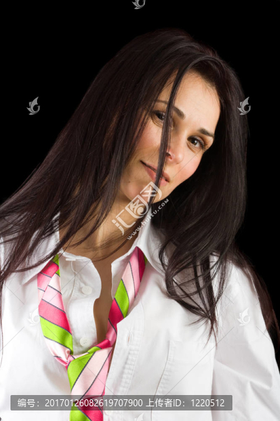 漂亮的女商人孤立在黑