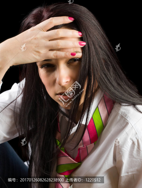 漂亮的女商人孤立在黑