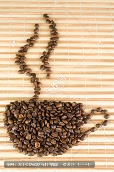 用咖啡豆做成的熱咖啡杯