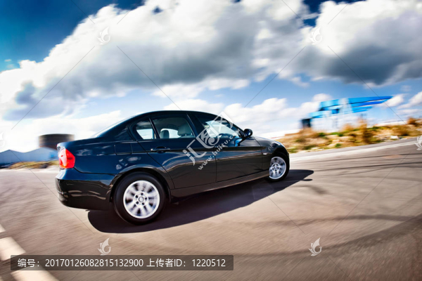 運動中的黑色汽車