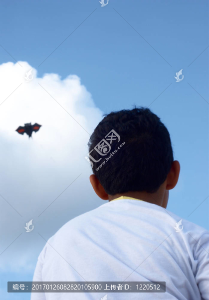 在天空中放著一只紙風(fēng)箏