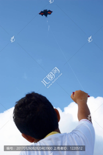 在天空中放著一只紙風箏
