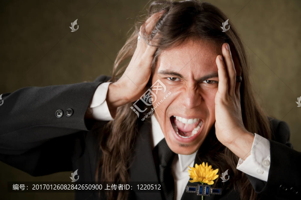 英俊的男人在正裝的尖叫