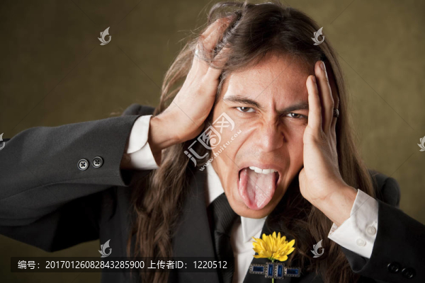 在正裝貼歐普特舌頭英俊的男人