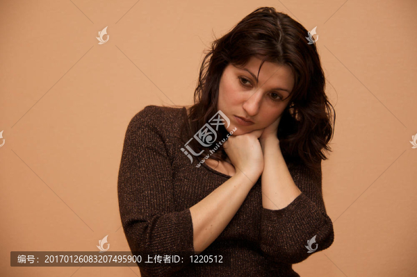 風(fēng)格的黑發(fā)女人