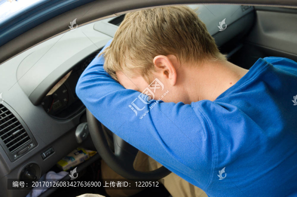 男子在車?yán)锼X(jué)