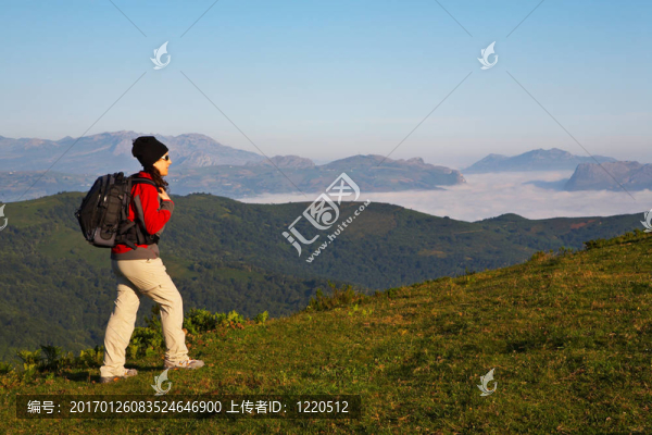女孩走在草地上