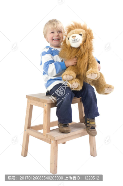 帶玩具獅子的凳子上的男孩