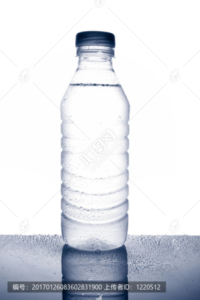 一瓶帶水滴的礦泉水