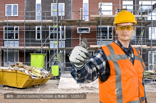 滿意的建筑工人