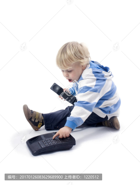 撥號(hào)的男孩-匯圖網(wǎng) www.fosd68.com 撥號(hào)的男孩