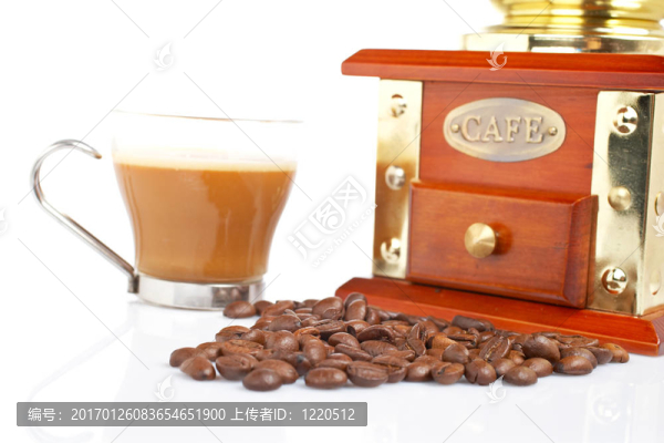 杯子；磨床；咖啡壺和咖啡豆
