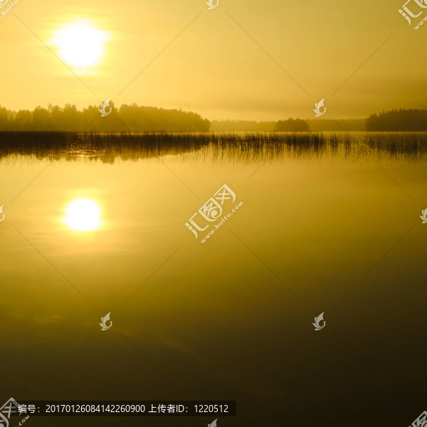 在湖的日出