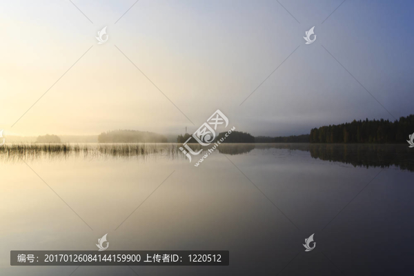 在湖的日出