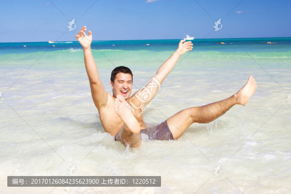 海灘上的快樂的人